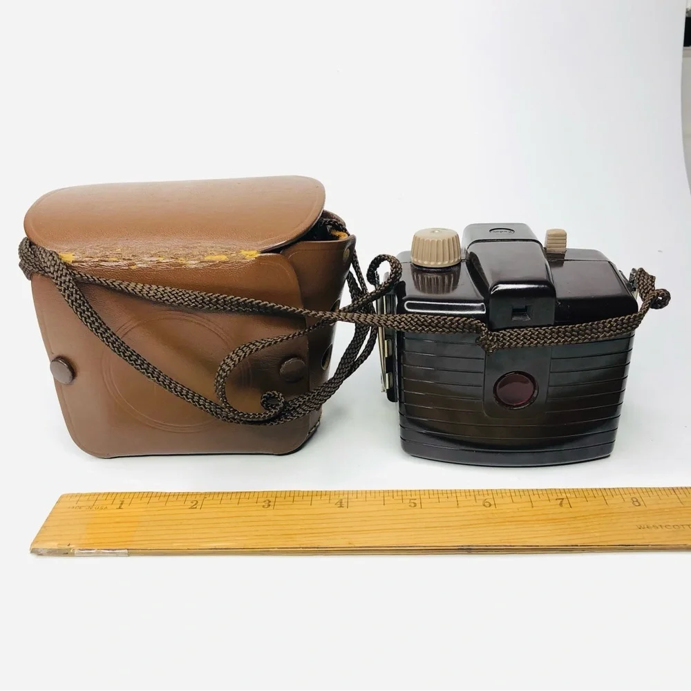 VINTAGE 1950s KODAK BROWNIE HOLIDAY FLASH CAMERA Original Strap DAKON LENS USA